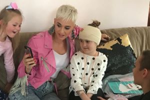 Katy Perry sorprende a una pequeña fan Katy Perry sorprende a una pequeña fan