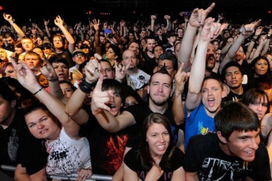 Abuelos escapan del asilo y asisten a festival de rock Abuelos escapan del asilo y asisten a festival de rock