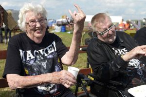 Abuelos escapan del asilo y asisten a festival de rock Abuelos escapan del asilo y asisten a festival de rock
