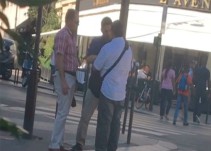 Seguridad de Angélica Rivera agreden a reportero en París