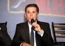Sergio Mayer acude a la Profeco por muerte de manatíes