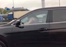 Captan a pareja teniendo relaciones en coche en movimiento