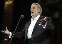 Detienen a mujer por escuchar a Plácido Domingo