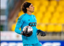Presidente del Napoli revela la situación de Guillermo Ochoa