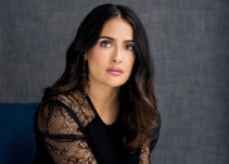 Salma Hayek enamora a sus seguidores con vestido transparente