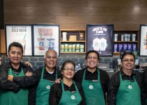 Starbucks abre su primera sucursal atendida por adultos mayores