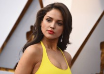 Eiza González sorprende a una fan en el baño