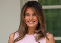 Critican a Melania Trump por vestimenta al plantar un árbol