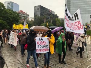 Marchan estudiantes por Paseo de la Reforma Marchan estudiantes por Paseo de la Reforma