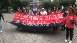 Marchan estudiantes por Paseo de la Reforma Marchan estudiantes por Paseo de la Reforma
