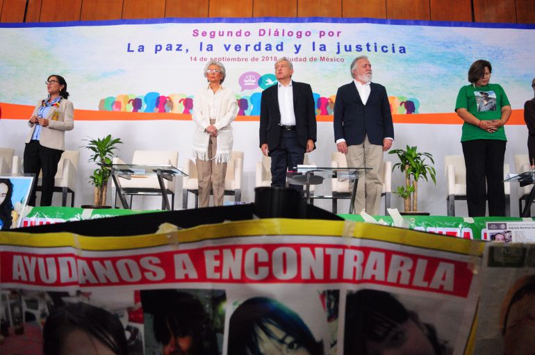 Familiares de desaparecidos exigen justicia en foro de paz de AMLO