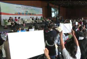 Familiares exigen justicia por desaparecidos en foro de paz de AMLO Familiares exigen justicia por desaparecidos en foro de paz de AMLO