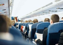 Video: Pasajero intenta abrir puerta de avión por el calor