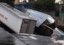 Tráiler cae a socavón en avenida Oceanía
