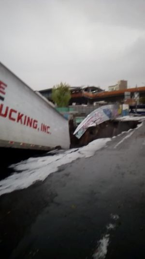 Tráiler cae a socavón en avenida Oceanía Tráiler cae a socavón en avenida Oceanía