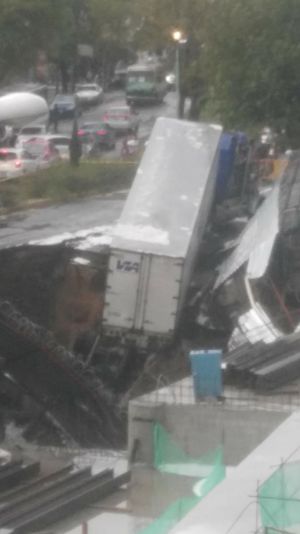 Tráiler cae a socavón en avenida Oceanía Tráiler cae a socavón en avenida Oceanía