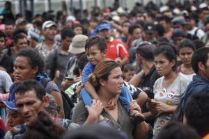 Migrantes hondureños piden abrir frontera de México Migrantes hondureños piden abrir frontera de México