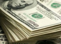 Dólar inicia la semana con el pie derecho