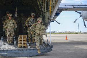 Arriban soldados a la frontera de Texas con México Arriban soldados a la frontera de Texas con México