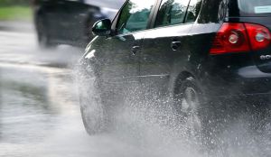 Bajo la lluvia maneja seguro Bajo la lluvia maneja seguro