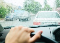 Bajo la lluvia maneja seguro