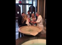 VIDEO: Bebé se le va de las manos a sacerdote