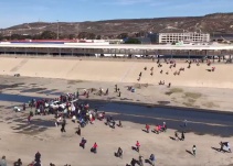 El gas arrojado contra caravana migrante es arma química prohibida hasta en las guerras