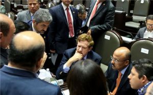 Tumban eliminación del fuero PAN, PRI, PRD y MC; primer descalabro de Morena en el Congreso Tumban eliminación del fuero PAN, PRI, PRD y MC; primer descalabro de Morena en el Congreso