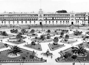 Un paseo para recordar; estrena el Zócalo jardín con nochebuenas Un paseo para recordar; estrena el Zócalo jardín con nochebuenas