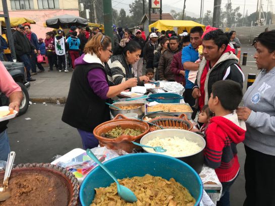 Familias apoyan el caminar de los peregrinos a la Basílica Familias apoyan el caminar de los peregrinos a la Basílica