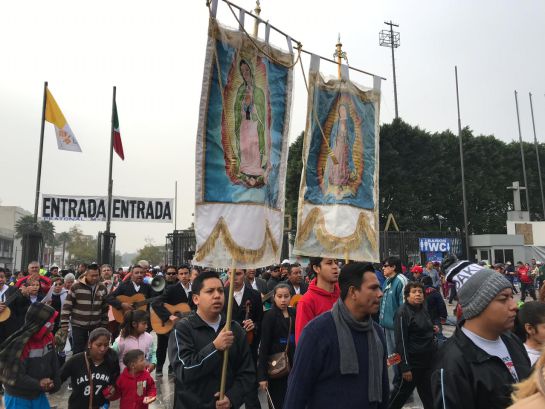 Familias apoyan el caminar de los peregrinos a la Basílica Familias apoyan el caminar de los peregrinos a la Basílica