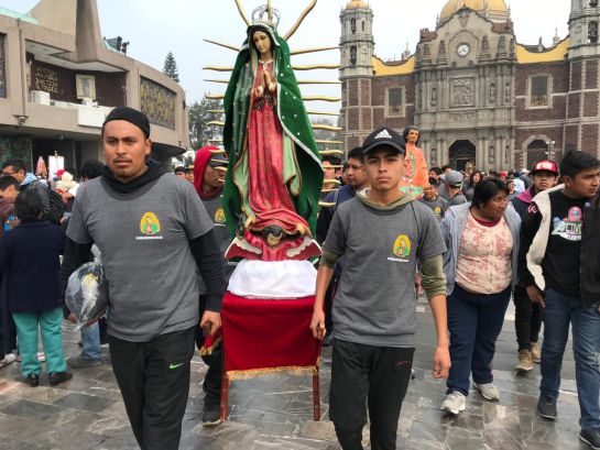 Familias apoyan el caminar de los peregrinos a la Basílica Familias apoyan el caminar de los peregrinos a la Basílica