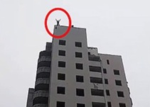 Joven se lanza con paracaídas casero desde lo más alto de un edificio
