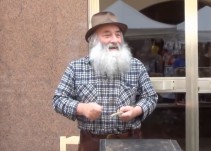 Video: Famoso juguetero hace magia con creaciones
