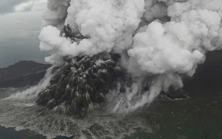 Indonesia eleva la alerta tras una serie de erupciones — Volcán Anak Krakatoa Indonesia eleva la alerta tras una serie de erupciones — Volcán Anak Krakatoa