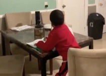 Cacha a su hijo usando Alexa para copiar la tarea