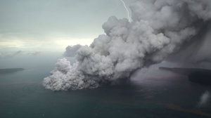 tsunami creado por erupción de Anak Krakatoa tsunami creado por erupción de Anak Krakatoa