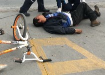 Cae de su bicicleta y no podrás creer quién fue el primero en ayudarlo