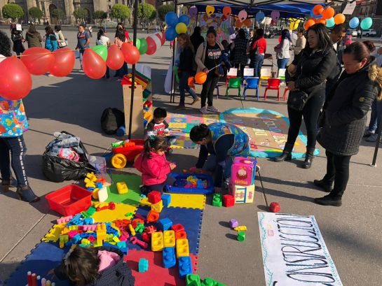 Empleadas de estancias infantiles protestan en el Zócalo contra recorte Empleadas de estancias infantiles protestan en el Zócalo contra recorte
