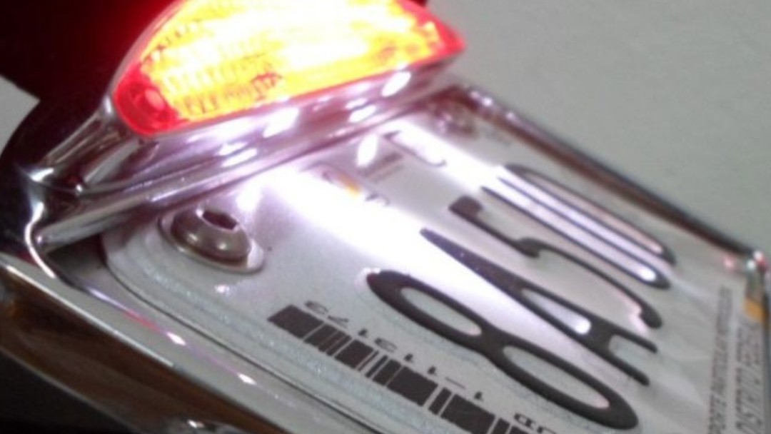 Motociclistas deberán mostrar placas en la espalda