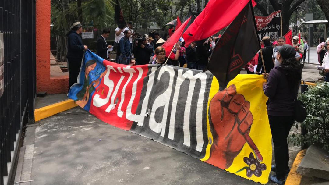 Protestan trabajadores de la UAM en Televisa Radio