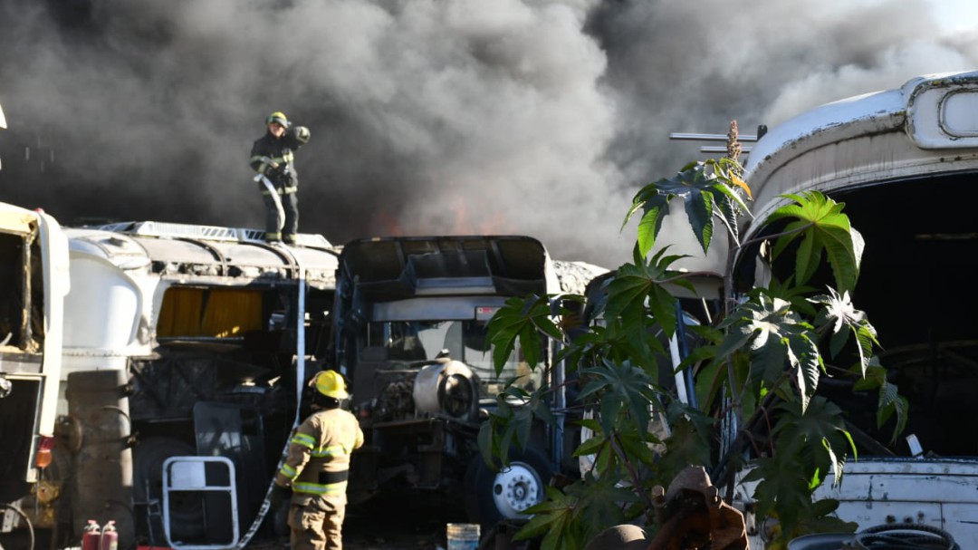 Investigan incendios en corralones