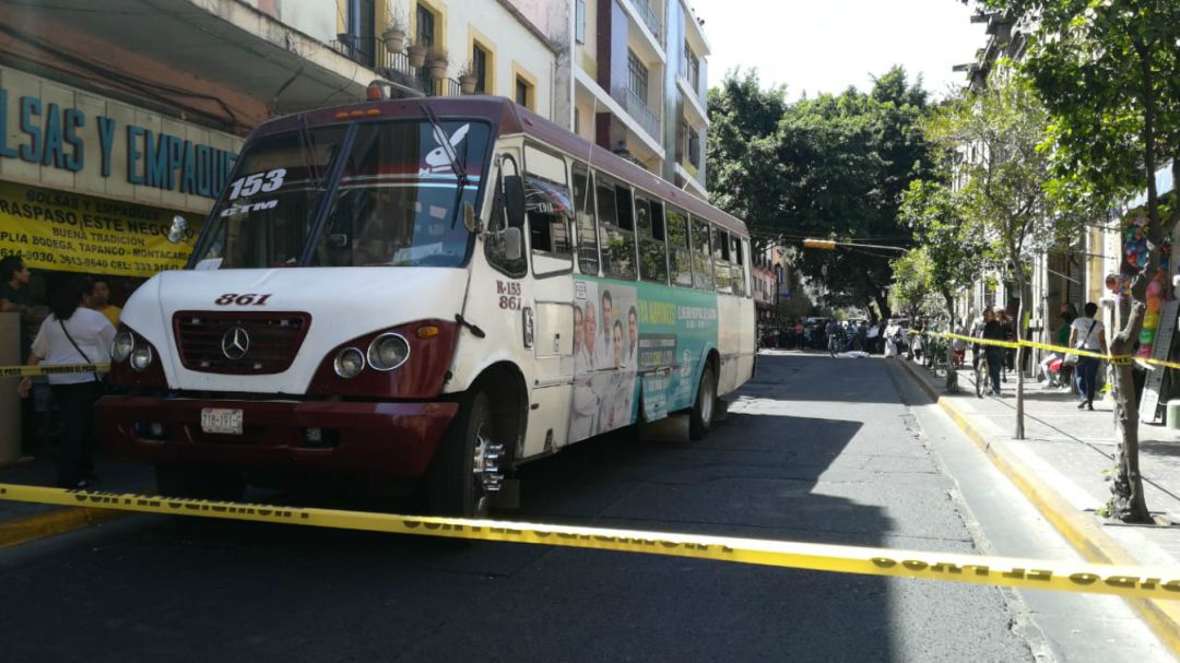 Mujer es arrollada por una unidad de transporte público