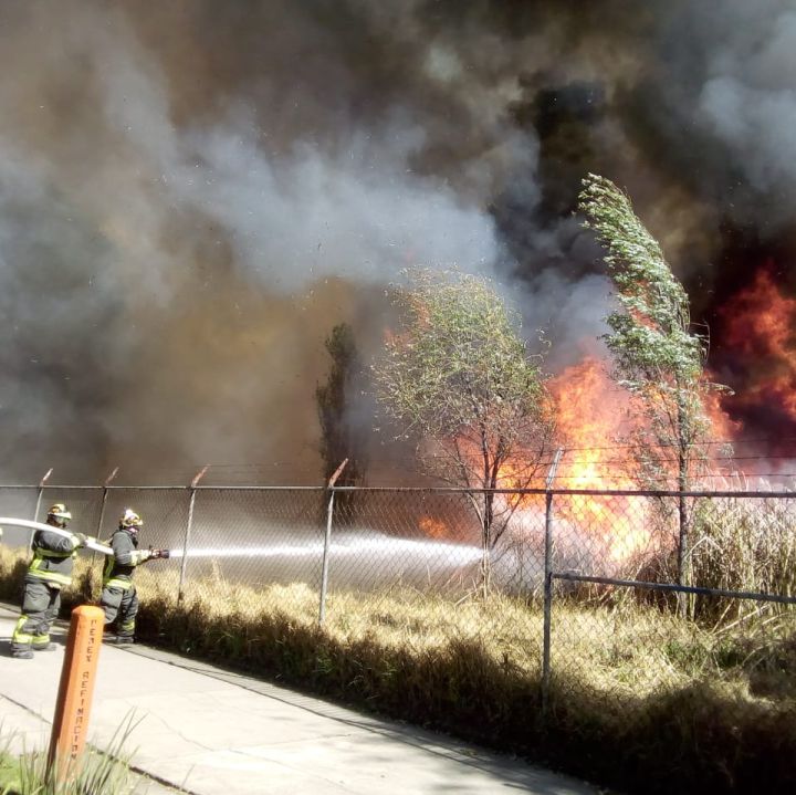 Cierran vialidades por incendio en pastizales de Xochimilco