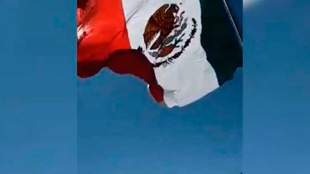 VIDEO Mira cómo este soldado se accidentó mientras ondeaba la bandera