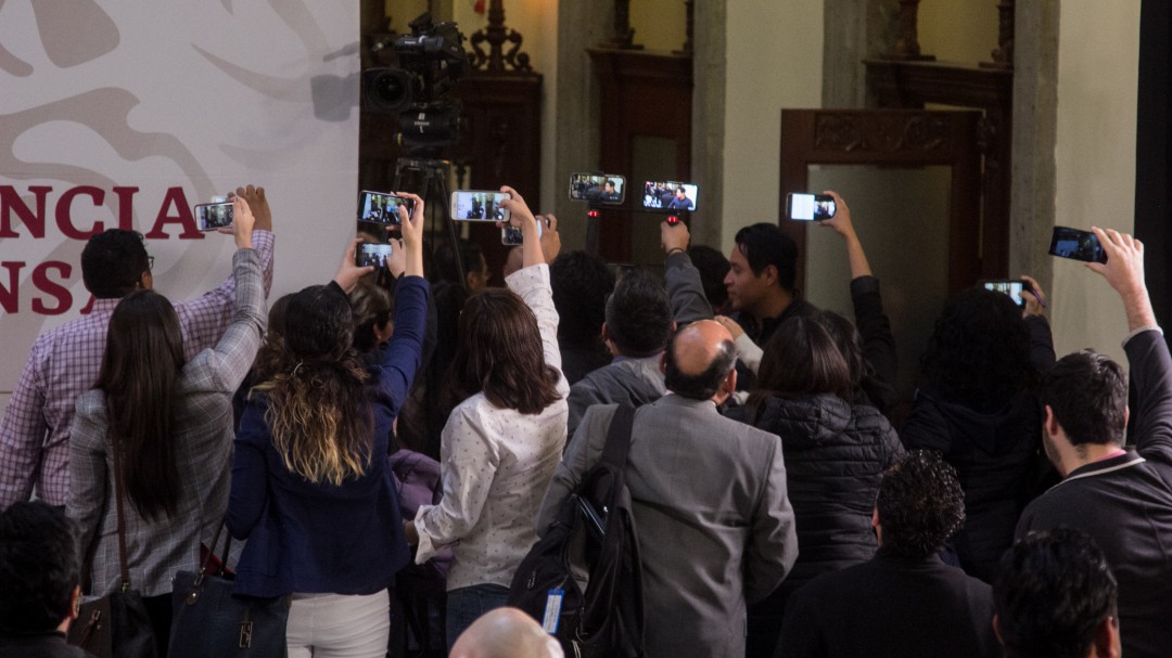Cuentas en redes atacan a periodistas que cuestionan a AMLO