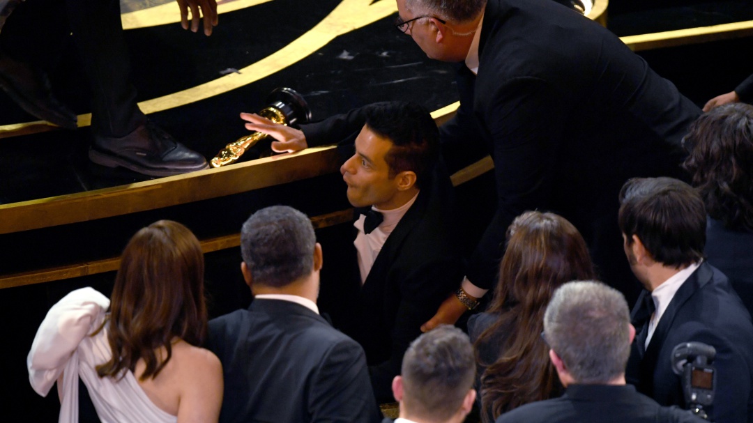 Se le movió el piso; Rami Malek sufre caída en los Premios Oscar