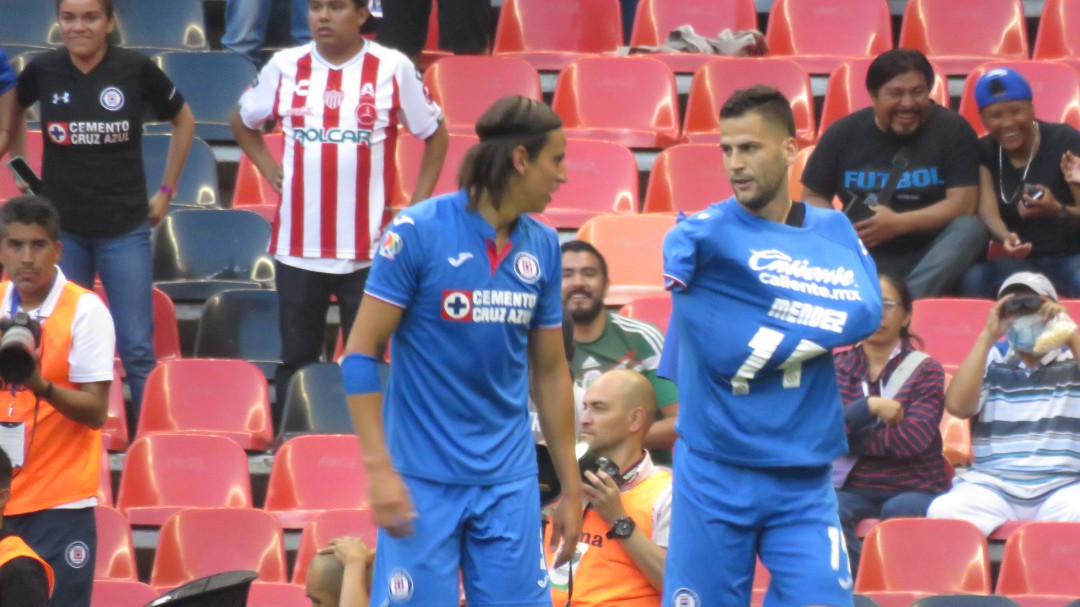 Futbolista del Cruz Azul pasea en transporte público
