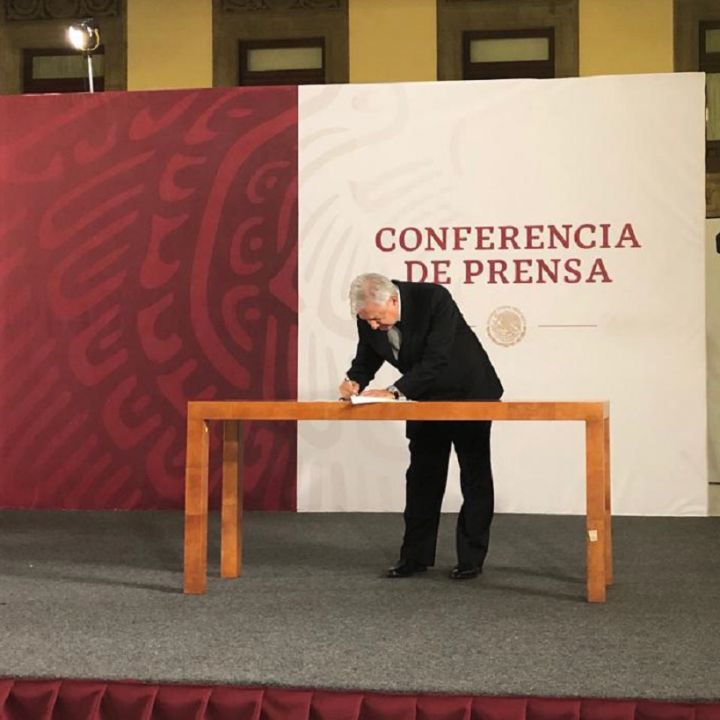 AMLO firma carta compromiso de no reelección