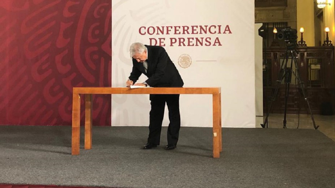 AMLO firma carta compromiso de no reelección